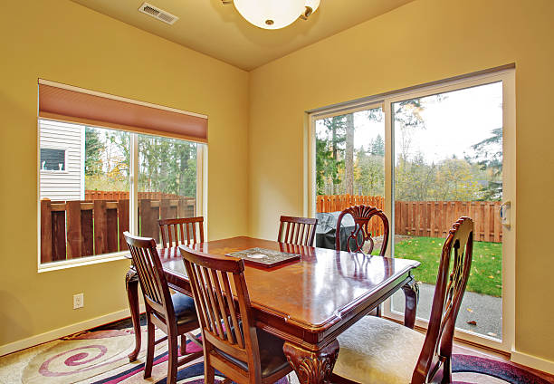 excelente comedor con puerta de vidrio corrediza. - sliding door hardwood floor dining room floor fotografías e imágenes de stock