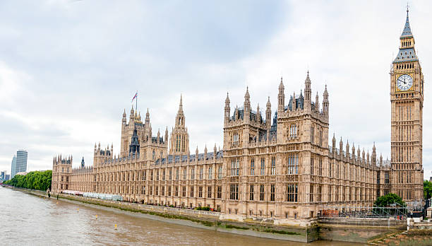 casas del parlamento en londres, inglaterra - houses of parliament london london england famous place panoramic fotografías e imágenes de stock