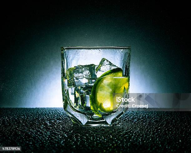 Di Gin Tonic Con Ghiaccio E Limone - Fotografie stock e altre immagini di Sfondo nero - Sfondo nero, Bicchiere, Gin