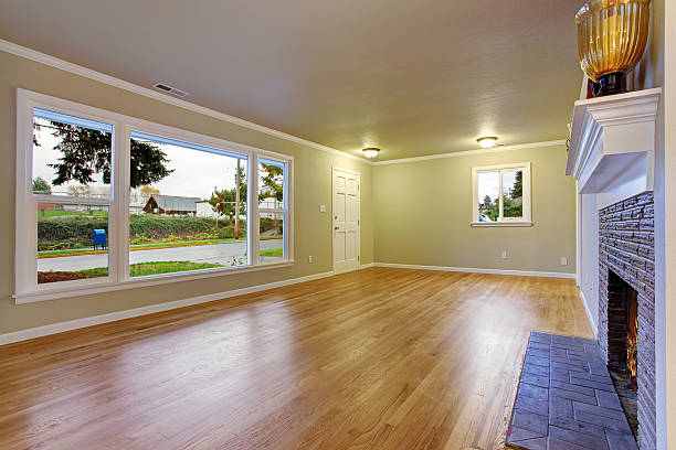 istock Simplistic family room with hardwood floor. 478381510