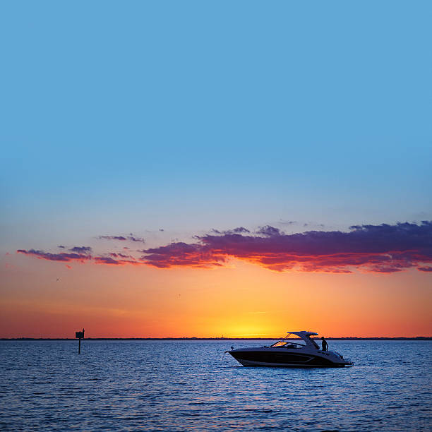 miami kleinen boot bei sonnenuntergang - yacht florida yachting nautical vessel stock-fotos und bilder