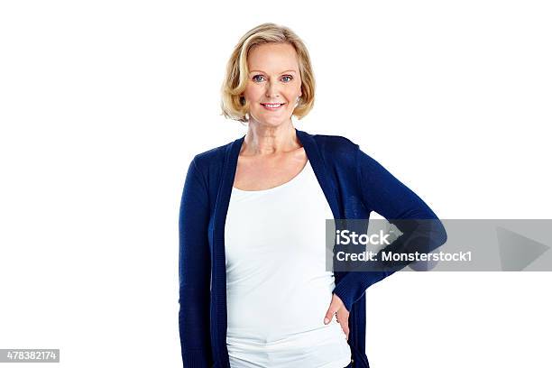 Hermosa Mujer Madura Posando Sobre Blanco Foto de stock y más banco de imágenes de Mujeres maduras - Mujeres maduras, Fondo blanco, Mujeres