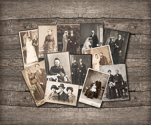 old family fotos auf hölzernen hintergrund, raumgestaltung - vergangenheit fotos stock-fotos und bilder