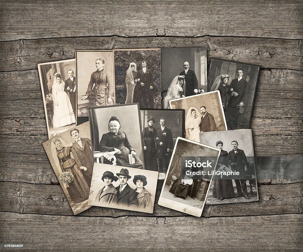 Vecchia foto di famiglia disposte su sfondo in legno - Foto stock royalty-free di Fotografia - Prodotto d'arte e artigianato