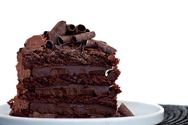 stück schokolade kuchen auf weißen teller - chocolate cake stock-fotos und bilder