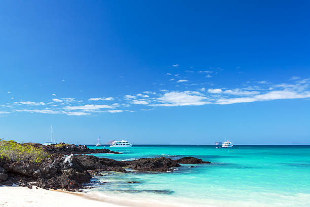 bacha strand im galapagos-inseln - bac ha stock-fotos und bilder