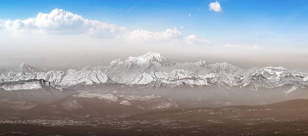 モンブラン山のパノラマのアルプスのチェーンと霧 - tilt shift lens landscape mountain range overcast ストックフォトと画像