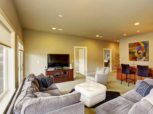 istock Secondary living room with carpet and bar with stools. 478399120