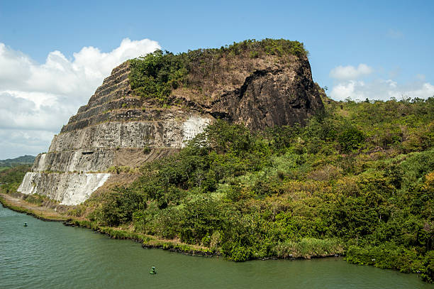 cruzamento canal do panamá, área de montanhas - containerisation imagens e fotografias de stock