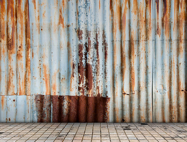 рыжая оцинкованный утюг пластина с мозаичным этаже - sign rust old fashioned corrugated iron стоковые фото и изображения