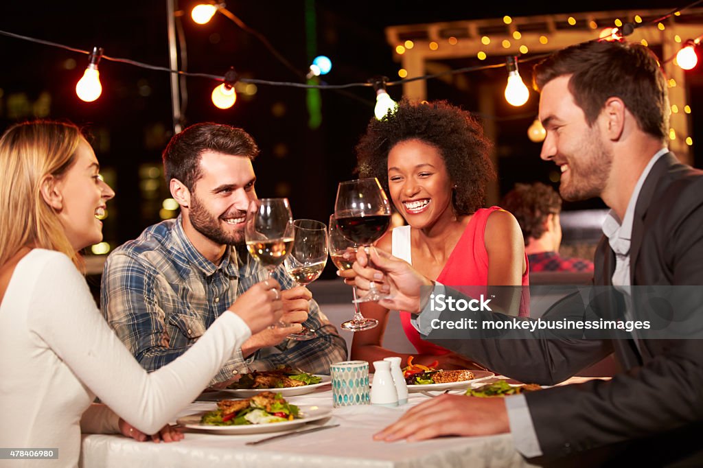 Vier Freunde Essen Abendessen im restaurant auf dem Dach - Lizenzfrei Essen am Tisch Stock-Foto