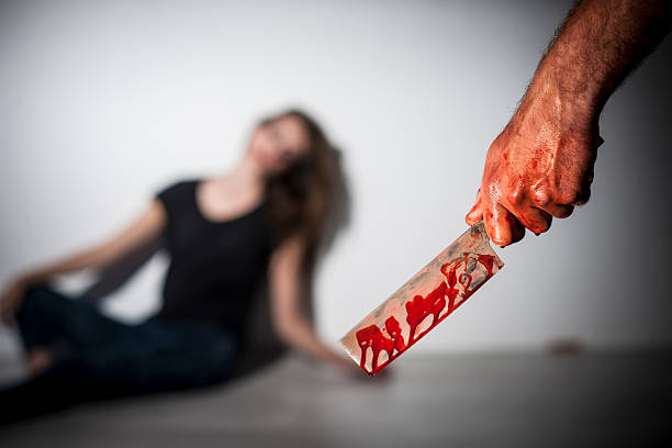 primer plano de un hombre mano agarrando carne seccionador con sangre - blood human hand women murder fotografías e imágenes de stock