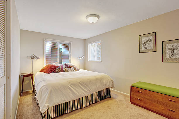 istock Simple room with carpet and white walls. 478407876