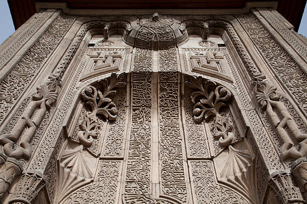 ince minareli medrese (madrasah mit dünnen minarett) konya, türkei - minarett stock-fotos und bilder