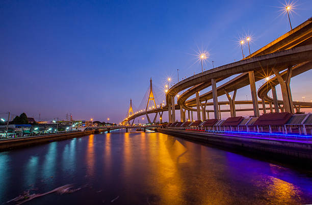 bhumibol bridge na tailândia - bridge bangkok suspension bridge river - fotografias e filmes do acervo