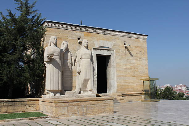 Gruppo di donne Statua memoriale di Ataturk - foto stock