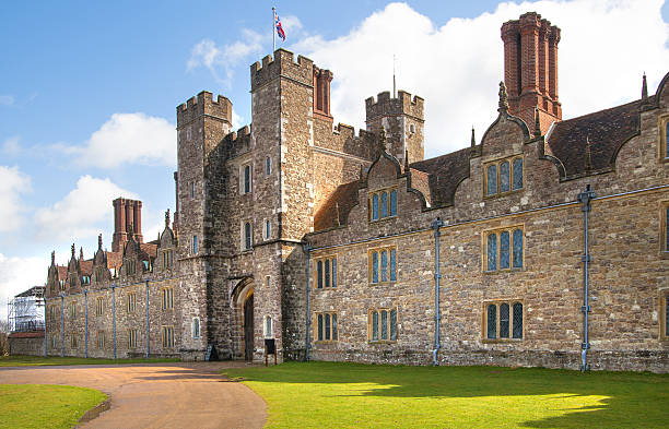 stary angielskiej posiadłości w sevenoaks, wielka brytania - gate palace english culture formal garden zdjęcia i obrazy z banku zdjęć