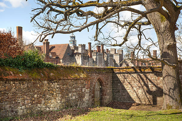 stary angielskiej posiadłości w sevenoaks, wielka brytania - gate palace english culture formal garden zdjęcia i obrazy z banku zdjęć