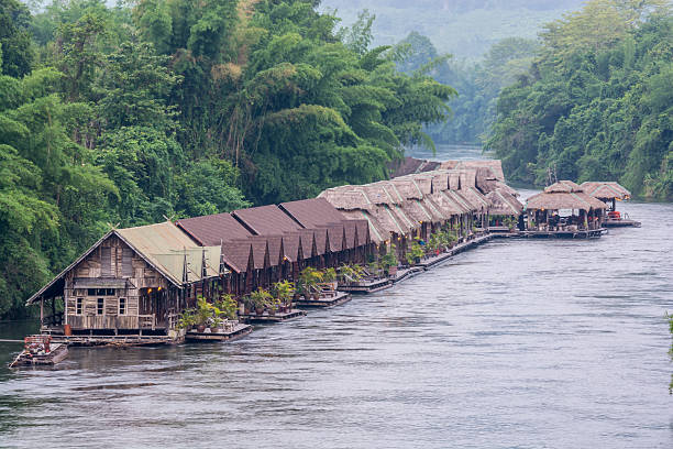 뗏목 하우스 - asia kanchanaburi province lake nature 뉴스 사진 이미지