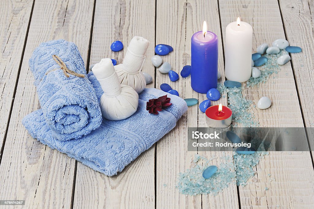 Massagem Spa configuração com plantas tailandês comprimir selos. - Royalty-free Adulto Foto de stock