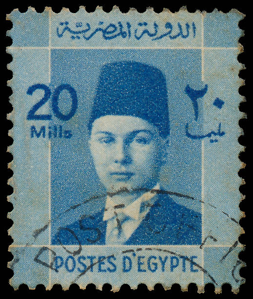 stamp printed in egypt показывает портрет farouk с большой кроватью (king size) - farouk i стоковые фото и изображения