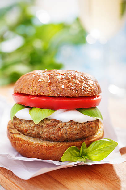 stile italiano hamburger con formaggio mozzarella, basilico e pomodorini - mozzarella tomato sandwich picnic foto e immagini stock