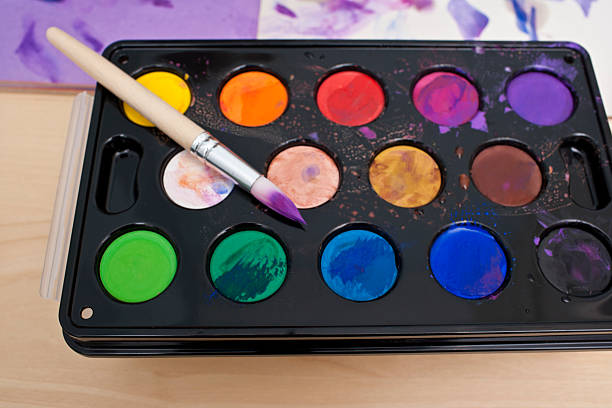 istock an artist's paint pallet and brush with paint splatter 478422237