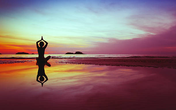 bellissima yoga pratica - equanimity foto e immagini stock