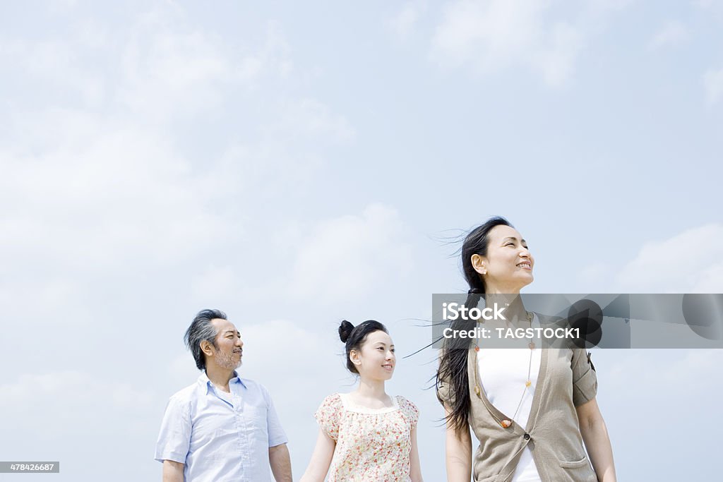 Família de pé com as costas contra Céu - Royalty-free Japonês Foto de stock