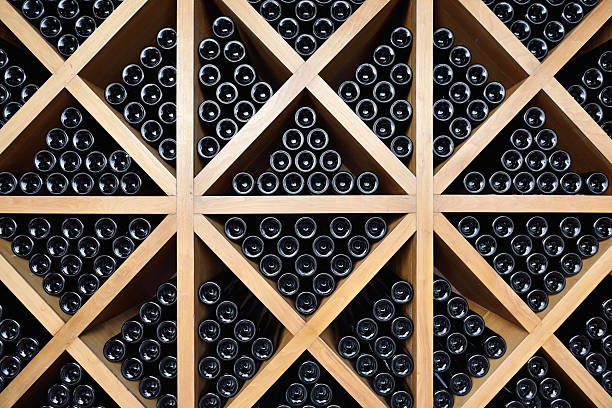 ワインボトルのワインラックと - wine winery wine rack cellar ストックフォトと画像