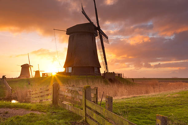 traditionnelle néerlandaise moulins à vent au lever du soleil dans les pays-bas - schermerhorn photos et images de collection