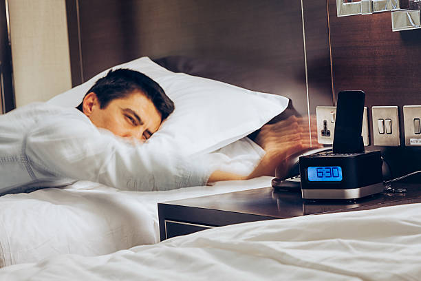 despertarse temprano tiempo - working bed smart phone bedroom fotografías e imágenes de stock