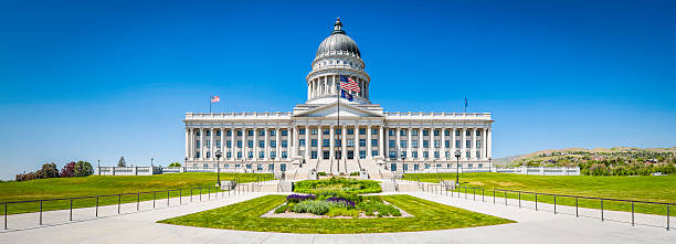 kapitol stanu flying gwiazdy i paski banderą salt lake city - entrance usa utah salt lake city zdjęcia i obrazy z banku zdjęć