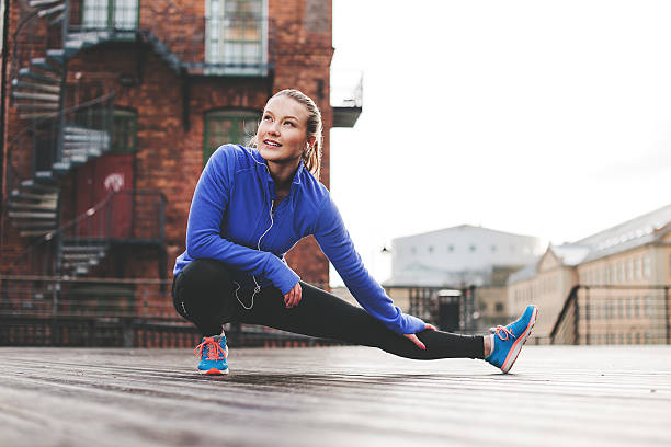 femme faisant de l'exercice en plein air - joggeuse photos et images de collection