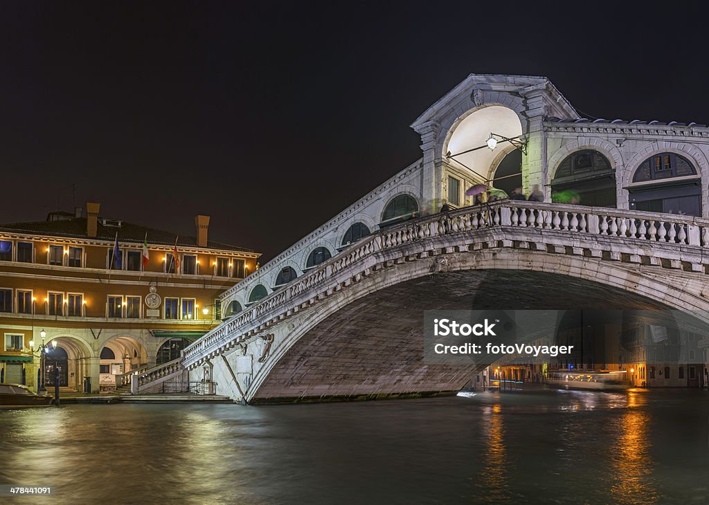 Puente de Rialto icónica arco de Venecia Gran Canal en la noche, Italia - Foto de stock de Aire libre libre de derechos