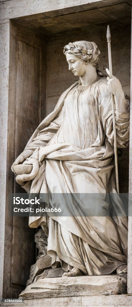 Mujer estatua en fontana de Trevi de Roma - Foto de stock de Estatua libre de derechos