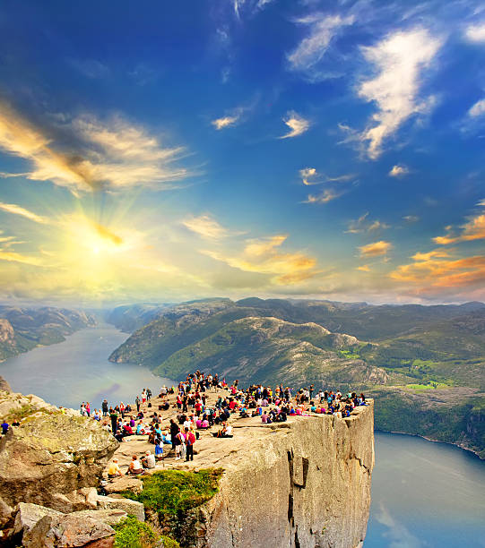 человек на preikestolen, кафедра проповедника рок, норвегия - mountain cliff mountain peak plateau стоковые фото и изображения