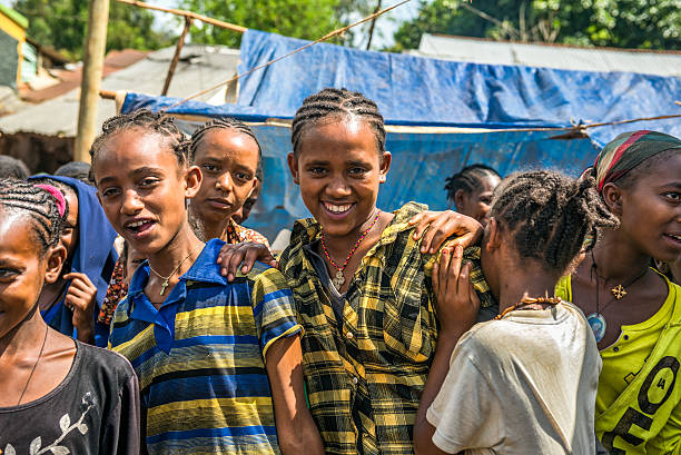 junge äthiopischer mädchen auf einem markt in jimma, äthiopien - underdeveloped stock-fotos und bilder