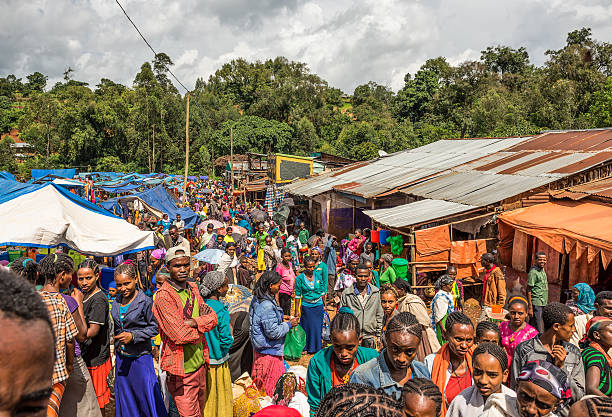 beliebten, aber überfüllten afrikanischen markt in jimma, äthiopien - underdeveloped stock-fotos und bilder