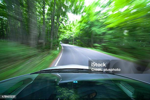 Foto de Carro Dirigindo Rápido Em Floresta e mais fotos de stock de Bosque - Floresta - Bosque - Floresta, Estrada, Carro