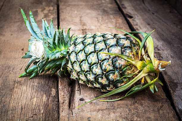 piña en old wooden - pineapple sour taste full tropical climate fotografías e imágenes de stock