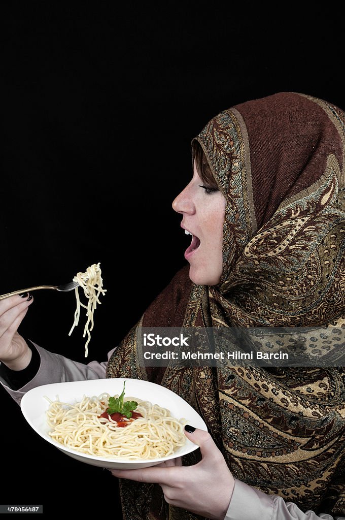 Femme musulmane manger des pâtes - Photo de Abaya - Vêtement libre de droits
