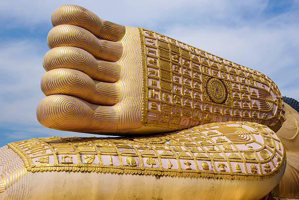 istock Foot print big statue of reclining buddha image 478458612