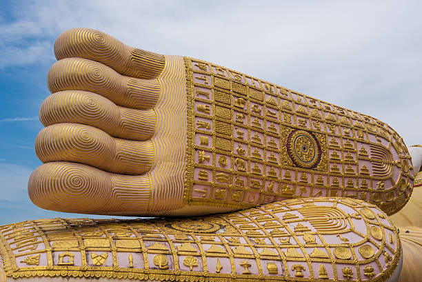 istock Foot print big statue of reclining buddha image 478458926