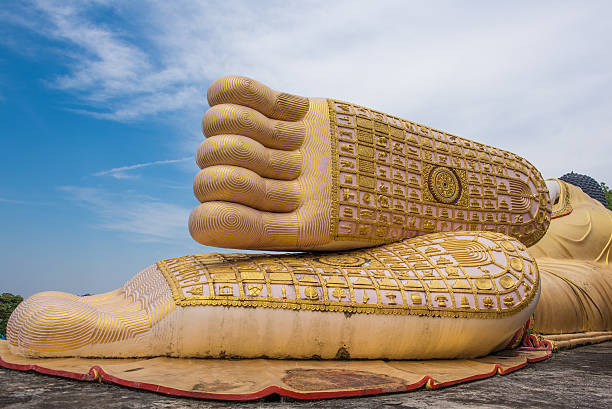 istock Foot print big statue of reclining buddha image 478458932