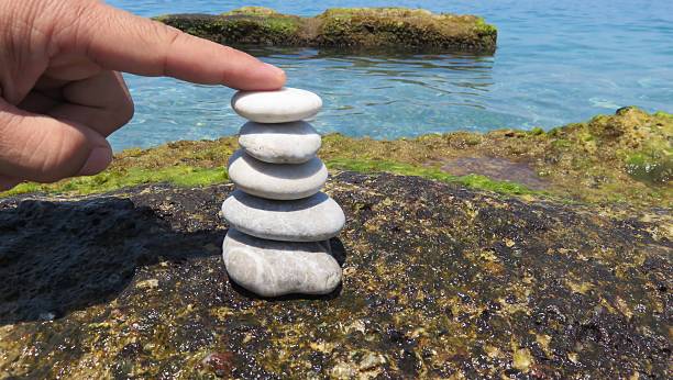 pilha de pedras - stone wellbeing zen like blue - fotografias e filmes do acervo