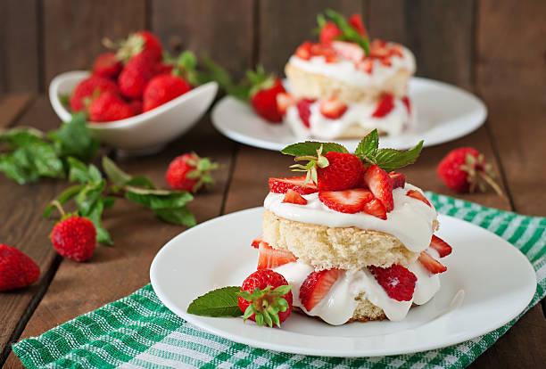 istock Sponge cake with cream and strawberries 478461618