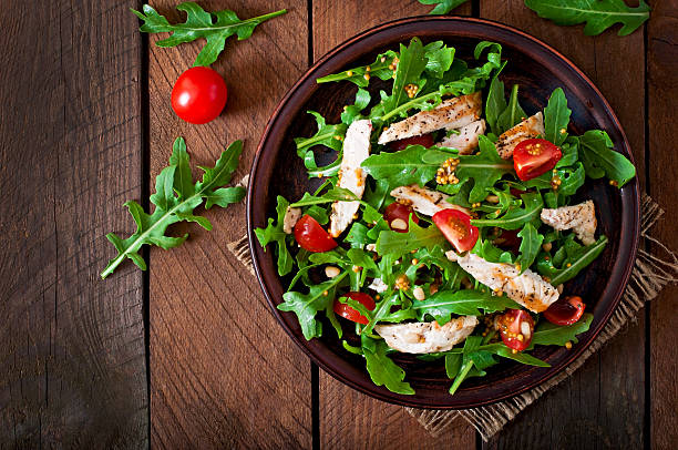 fresca insalata con petto di pollo, rucola e pomodoro - rucola foto e immagini stock