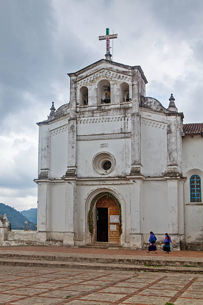 église de san lorenzo zinacantan, mexique - oprah winfrey network photos et images de collection