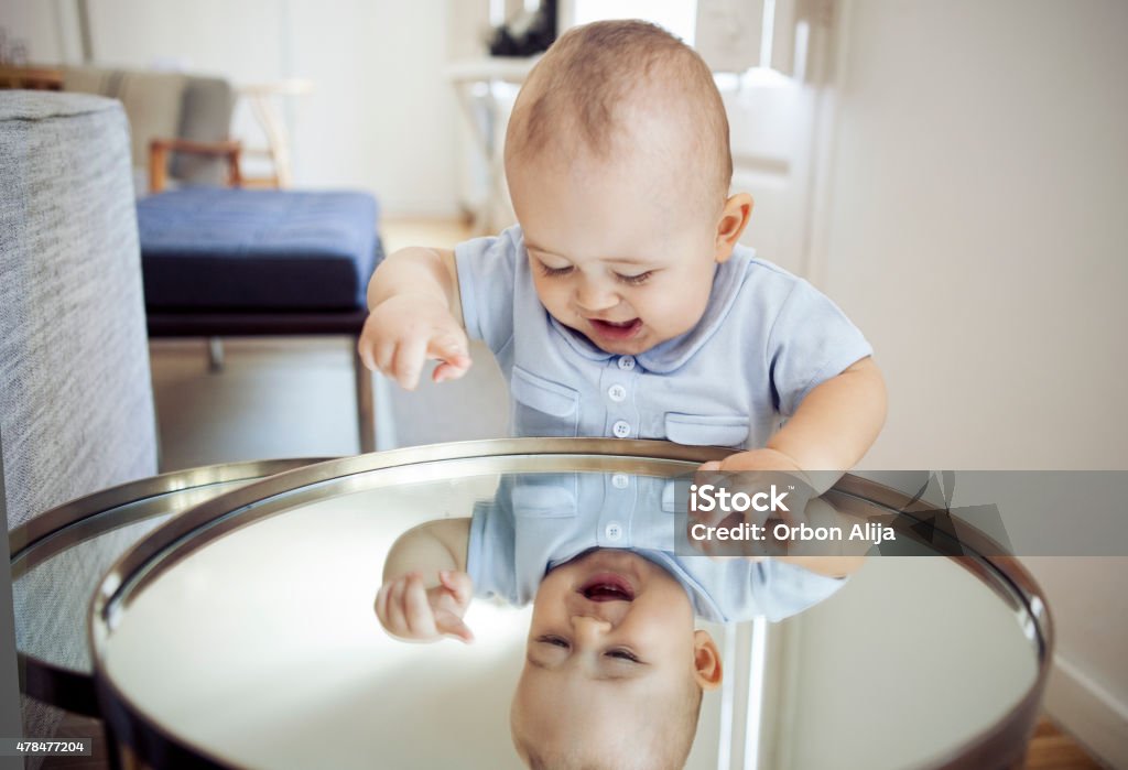 Baby Blick In Die Sich Selbst Im Spiegel Stockfoto und mehr Bilder von Baby  - Baby, Spiegel, Sehen - iStock